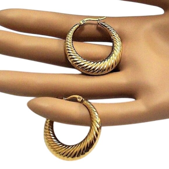 24k Gold Plated Swirl Line Graduated Hoop Pierced Post Earrings Graduated Band - Picture 6 of 10